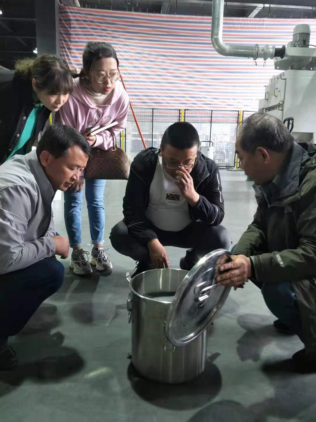 2021年4月22日宁夏石嘴山市工信局领导到宁夏钛熵新材料科技有限公司调研